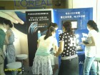 2011年7月，欧莱雅化妆品公司在成都高档写字楼巡展活动，很多白领上班族都很关注，达到了很好的宣传效果。